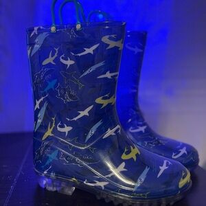 Never worn * blue shark * rain boots * sz 2 boys but runs big like a 3 or 4 *